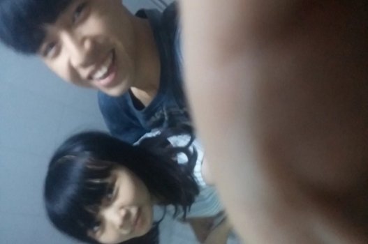 Hai em hàng non đã rủ nhau vào nhà vệ sinh và tranh cãi với nhau